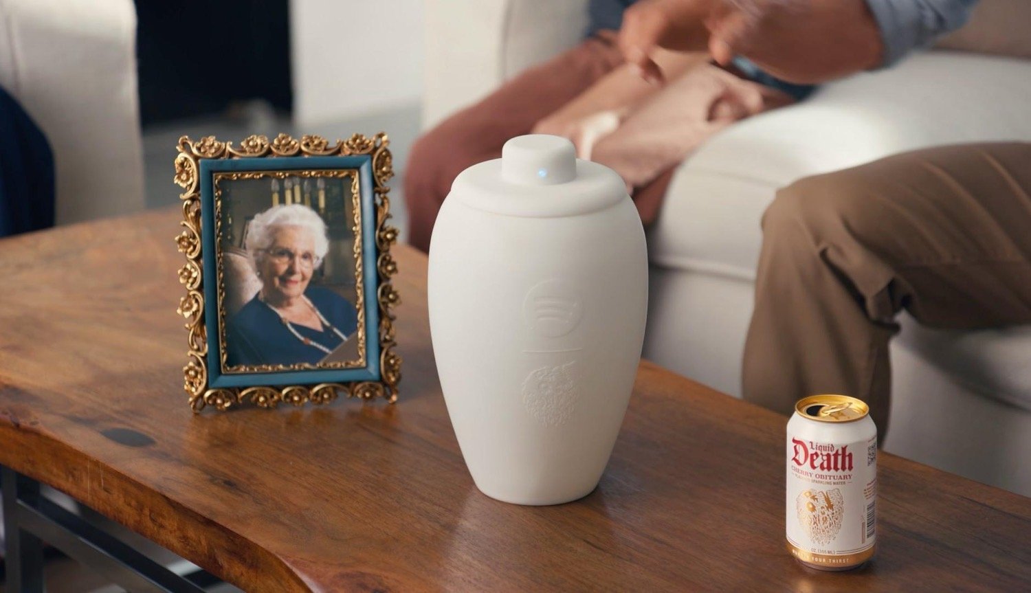 Eternal Playlist Urn da Spotify e Liquid Death com alto-falante Bluetooth integrado