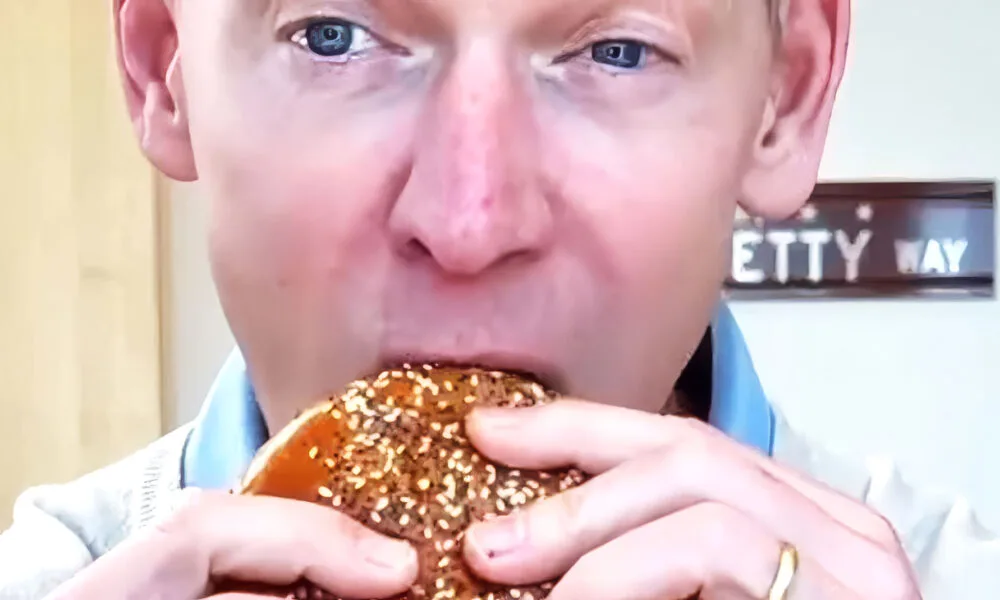 marketing viral do video do ceo do mcdonalds experimentando o big arch burger
