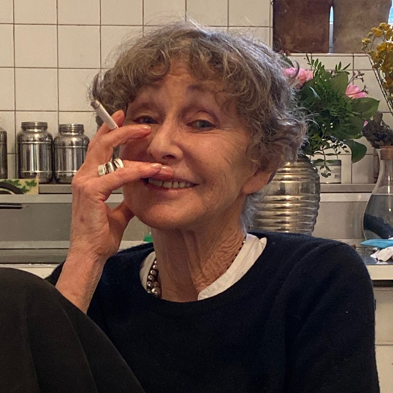 Sarah Moon fotógrafa de moda conhecida por sua estética poética e cinematográfica