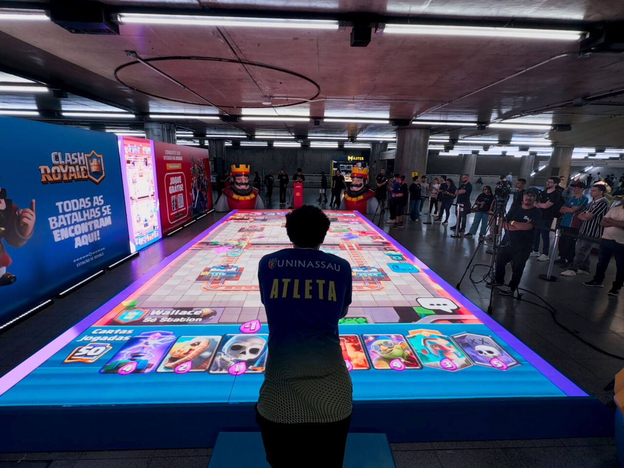 Sé Royale: Clash Royale ocupa a Estação Sé do Metrô
